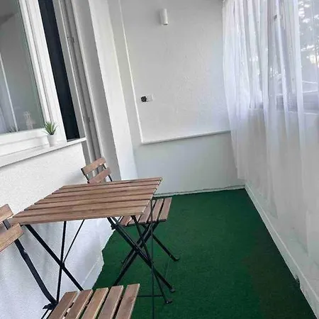 Lovely 2 Bedroom In Center Split
