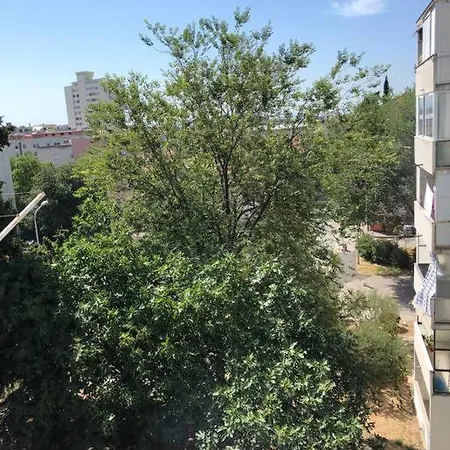 Apartman Lovely 2 Bedroom In Center