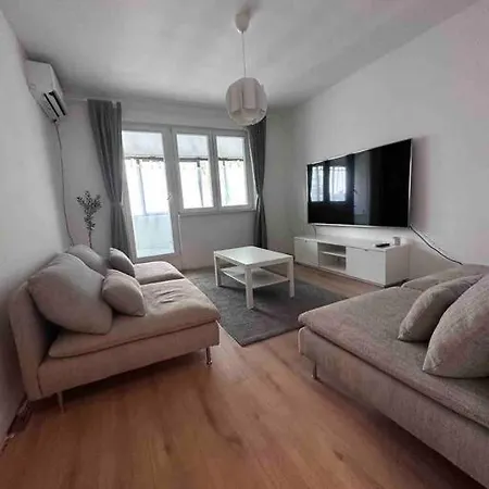 Lovely 2 Bedroom In Center Apartman *