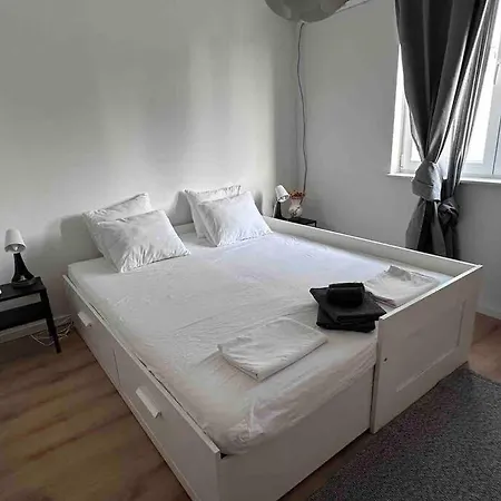 Lovely 2 Bedroom In Center Apartment *