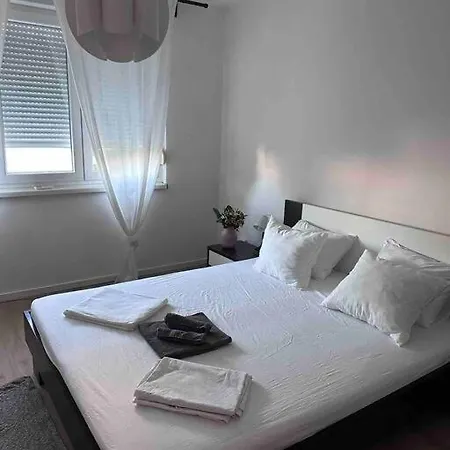 Lovely 2 Bedroom In Center アパート *