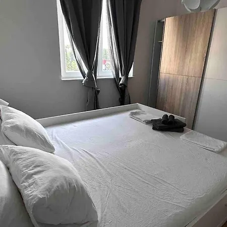 Apartmán Lovely 2 Bedroom In Center Split